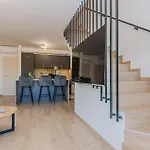 Lovely In זאטון